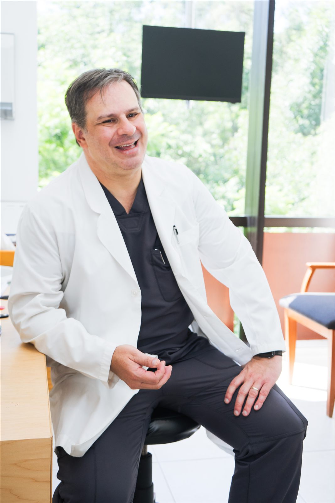 Dr. Jacobo Najman en consulta en Active Vision Center